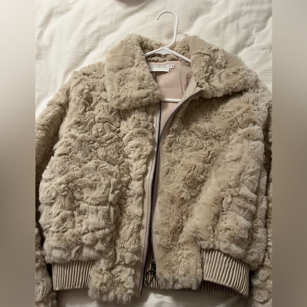 Faux fur coat/jacket size small. New no tags